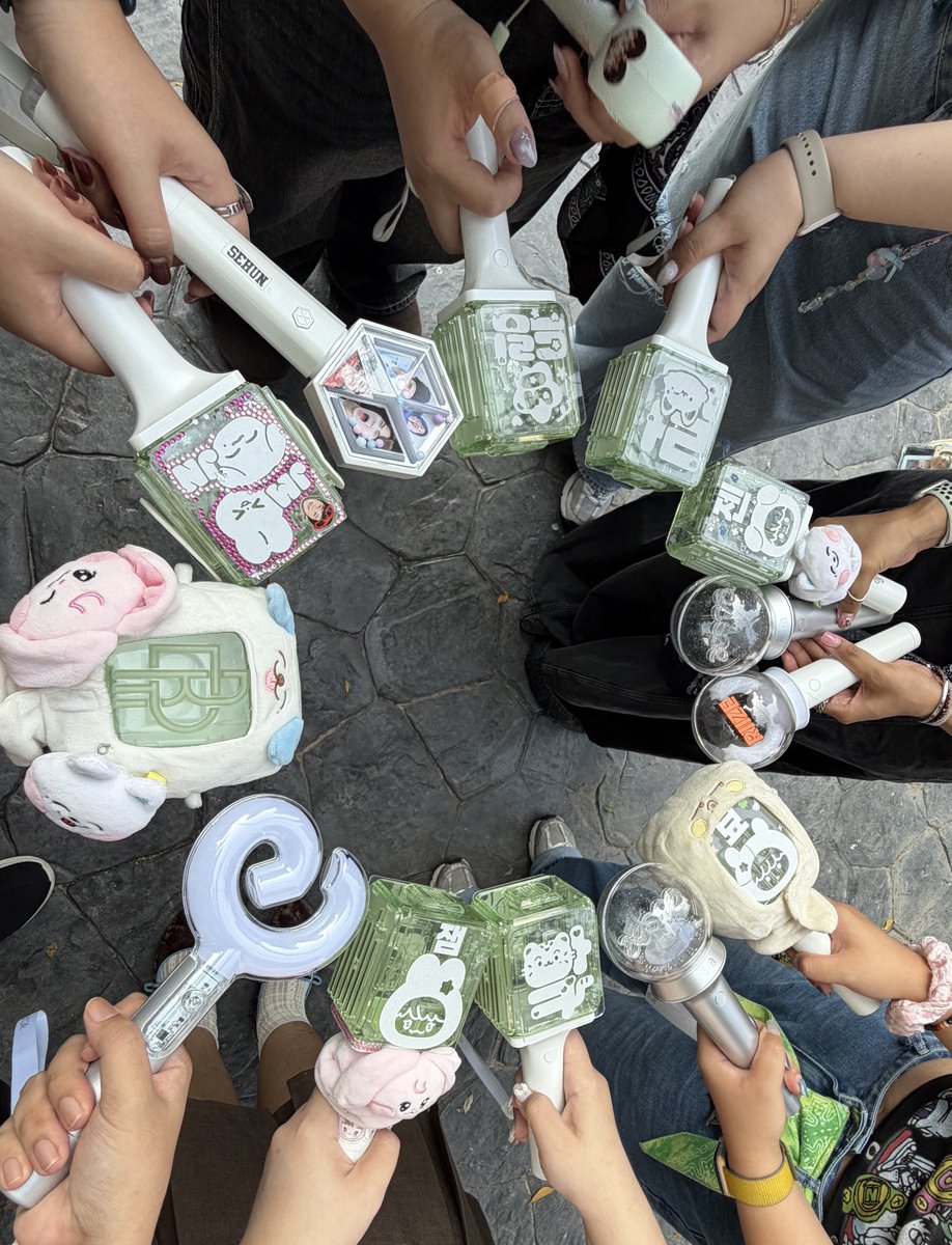 วาเลนไทน์พาแฟนไปติ่งกับเพื่อนจ้า ไม่ 0คนฟังแล้ว เพราะคนฟังคือแฟนชั้นเอง ขำอย่างเดียว 55555555555555555555