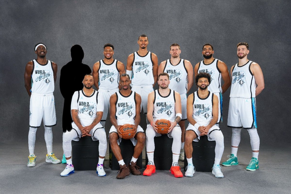 Love love love the Team World roster! 🫶🏾🥹 Just wish they'd asked sweet Pascal to stand closer to Giannis to balance out the composition. All that empty space looks so odd.