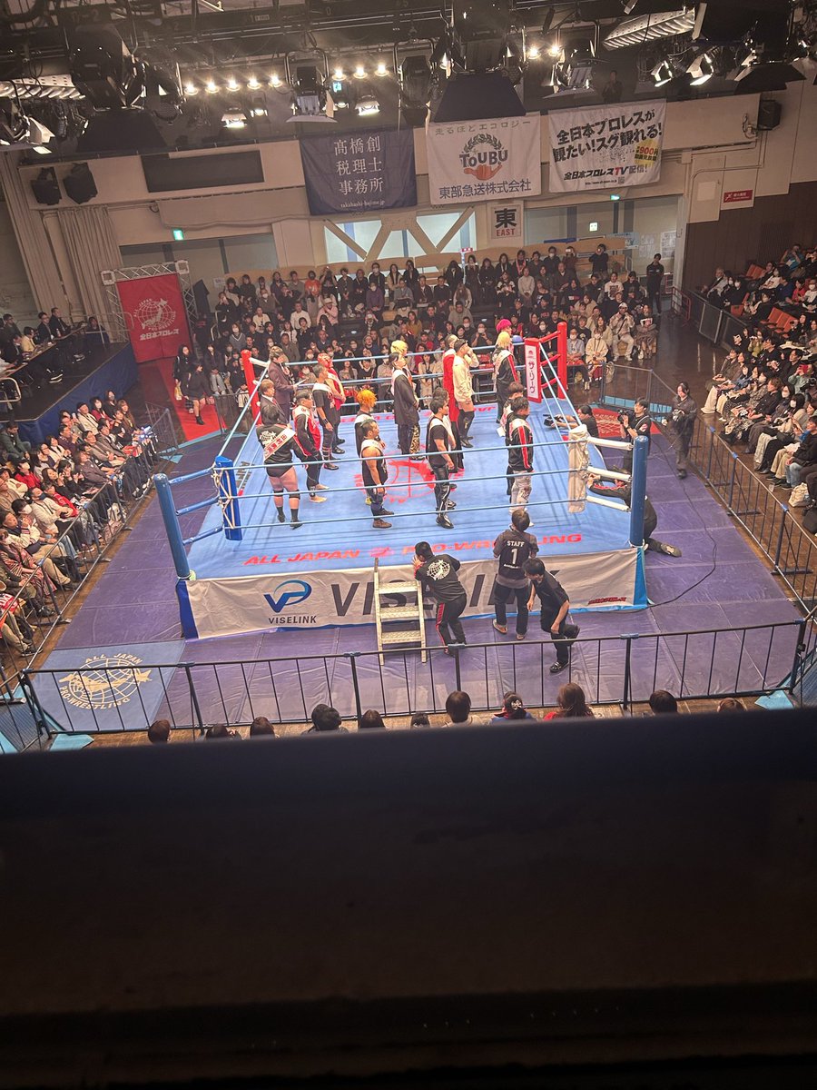 8年ぶりくらいに全日本プロレスの会場に来た

このジュニアタッグトーナメントの優勝チームがアジアタッグに挑戦してくる訳で視察

とは言ってもそれは先の話

その時俺らがチャンピオンである保証はない

でもとても良い会場の雰囲気だ

次は試合で来たいね
#ajpw