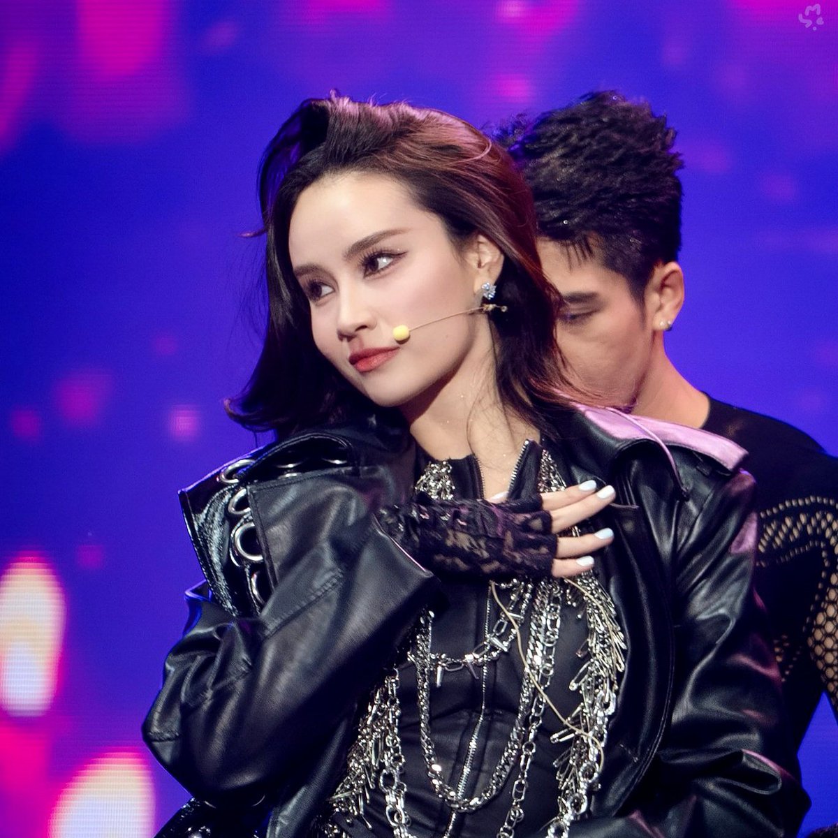 how can she be this pretty AND this handsome at the same time?? 

GINJAY HEART TO ALKEY
#GinnyJaynaFirstFanconTH 
#aangelinaass