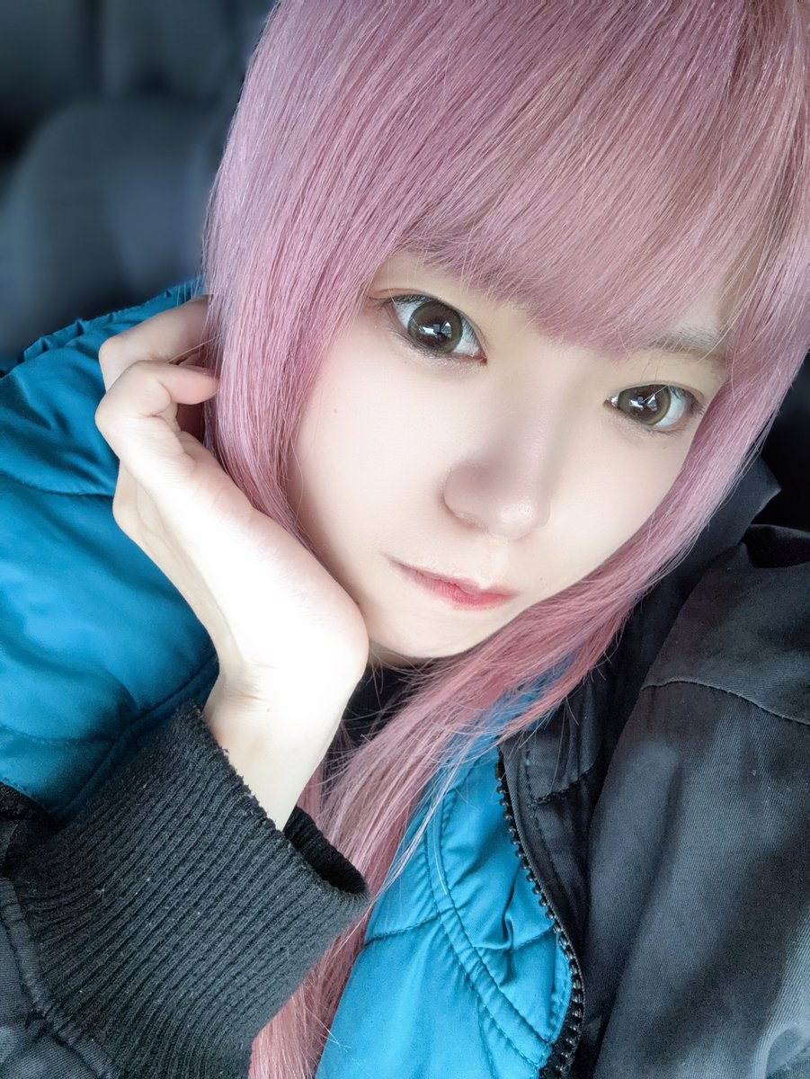 髪色ちょーっと落ちてきちゃったけど 福岡はピンクで行けそう( ¨̮ )︎︎♡