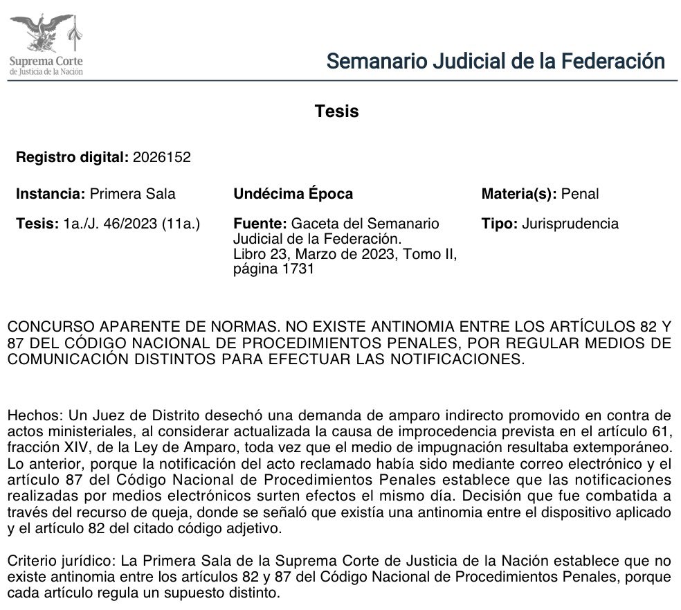 Adrianreginoo's tweet photo. ⏰📧 El plazo del amparo depende del tipo de notificación (y no es un error de la ley)

Muchas veces se piensa que el Código Nacional de Procedimientos Penales se contradice respecto a cuándo surten efectos las notificaciones electrónicas. Sin embargo, la Suprema Corte de Justicia de la Nación aclaró que no existe tal conflicto: los artículos 82 y 87 no compiten entre sí, regulan situaciones distintas. 👩🏽‍⚖️

📑 El caso surgió cuando un juicio de amparo fue desechado por extemporáneo porque la notificación se realizó por correo electrónico y se consideró surtida el mismo día. La defensa alegó que había una antinomia normativa, pero la Corte explicó que la diferencia depende del medio utilizado: no es lo mismo un correo señalado por las partes que una notificación realizada dentro de un sistema electrónico oficial del propio órgano de justicia.

📖 Así, el artículo 82 regula comunicaciones electrónicas ordinarias elegidas por el interesado, mientras que el 87 contempla una vía especial: las plataformas institucionales autorizadas por la autoridad. Por eso los efectos procesales cambian y los plazos corren distinto.

📣 En consecuencia, no hay contradicción legal sino especialización normativa. En materia procesal, la diferencia entre un simple correo y un sistema oficial puede determinar si tu amparo es oportuno… o queda fuera de tiempo. ⏳