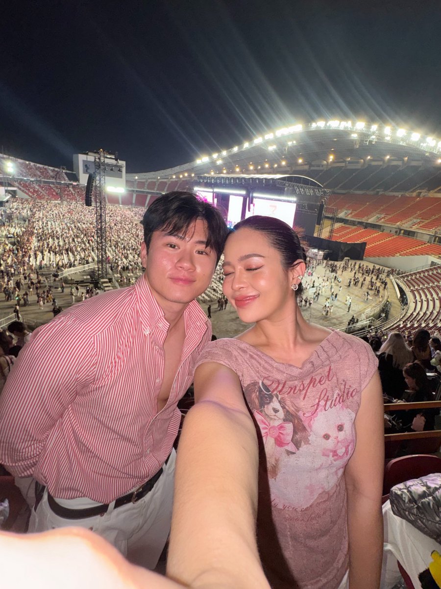 เมื่อวานแฮปปี้มาก y_____y ตอนแรกคือเครียดหนัก เอาไงดีวะคอนค่ายจัดตรงวาเลนไทน์ สรุปแฟนไปด้วยเพราะเห็นว่าเราอยากไปคอน (ใช่ค่ะ อวด) แต่แฮปปี้ ชีถามทั้งคอนใครชื่อไร คนนี้สวย คนนี้หล่อ คนนี้เป็นนักแสดงได้เลยนะ วงนี้เพลงเพราะ บลาๆๆ 555555555 อะไรใหม่ๆ เจอชั้นกรี๊ดม้าคคอแตกอีก 😚💘