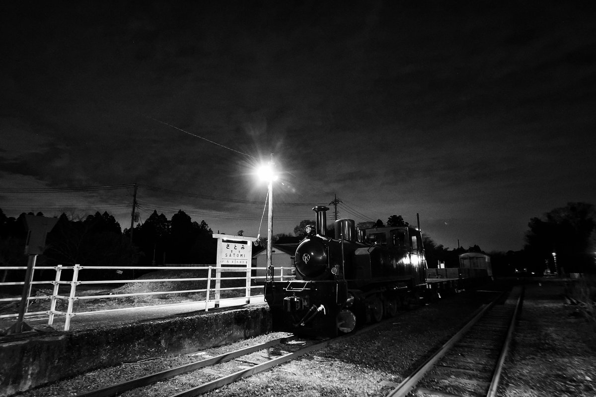 inemuri604's tweet photo. 夜の里見駅
貨車を引き連れたDB4形のなんと違和感のないことか(笑)
7-14mm/f4の広角端でバルブっぽくF6.3に絞って手持ちハイレゾ
画像生成中が出るまで息を止めて踏ん張った甲斐がありました!
#小湊鐵道 #小湊鉄道 #里見駅 #OMSYSTEM #m43 #OM3 #HF007014 https://t.co/1GEAgETZO7