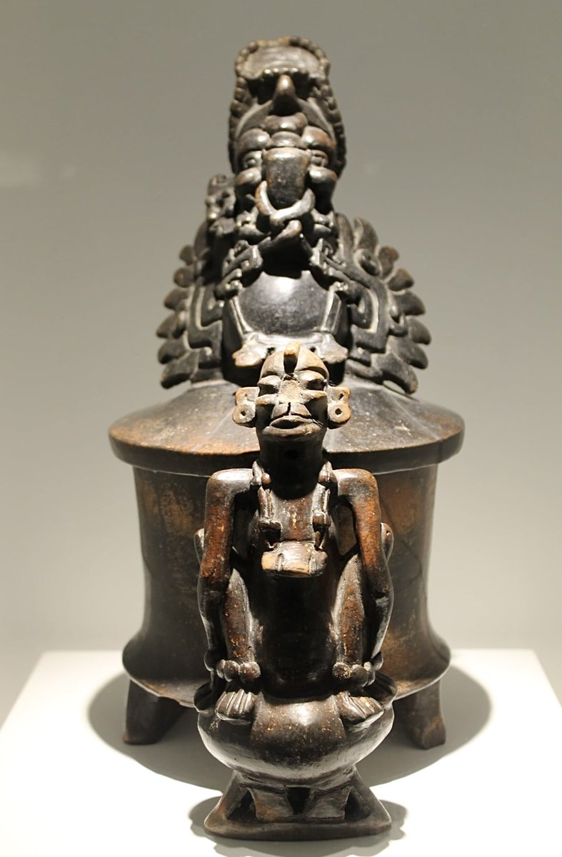 aldo_sauza's tweet photo. Vasija trípode con animales.

La pieza proviene de Calakmul, en Campeche. Fue elaborada en barro y se le colocó pigmento negro. En la parte frontal de la vasija tiene adosado un mono araña y en la tapa a la deidad pájaro. Ambos portan ricos atavíos como collares y orejeras. https://t.co/6wnUowUMSf