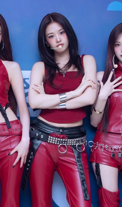 NO WONDER K-DIVES WHO WENT PRE RECORD TODAY SAID TODAY'S YUJIN IS