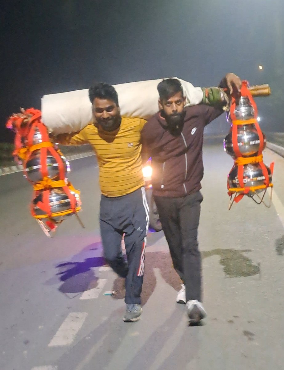 Reporterhariom5's tweet photo. फर्रुखाबाद पांचाल घाट से एलाऊ शिव मंदिर के लिए 51 लीटर कलश कांवड़ यात्रा ला रहे। शिवभक्त भाइयों के बीच पहुंचने का सौभाग्य मिला। आप सभी को महाशिवरात्रि की हार्दिक शुभकामनाएं।
हर हर महादेव 🔱

#HarHarMahadev #Mahashivratri #KawadYatra #ShivBhakt #Bholenath #BolBam #SanatanDharma https://t.co/NqbxDBCB37