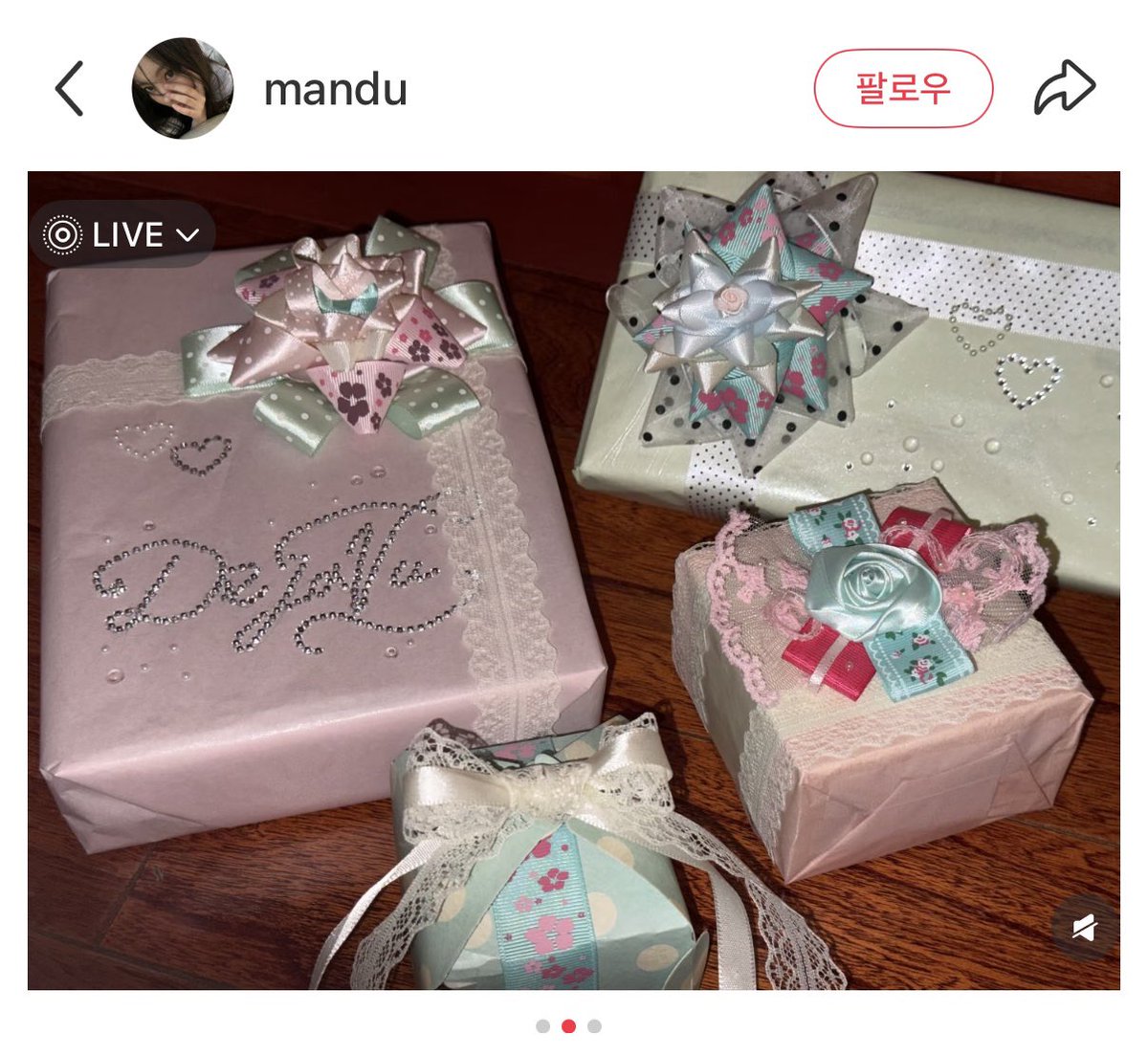 peongsplendide's tweet photo. 사홍슈에 선물 포장 관련 피드가 
많이 보여요! 까마귀라 그런지
눈 돌아가는 중 ㅜㅜ 반짝이고 예쁘다 

아래 해시태그 검색하면 볼 수 있어요!
礼物包装 
白色礼物包装教程 
礼物包装教程 
古早礼物包装教程 https://t.co/Y5aVVwVJCu