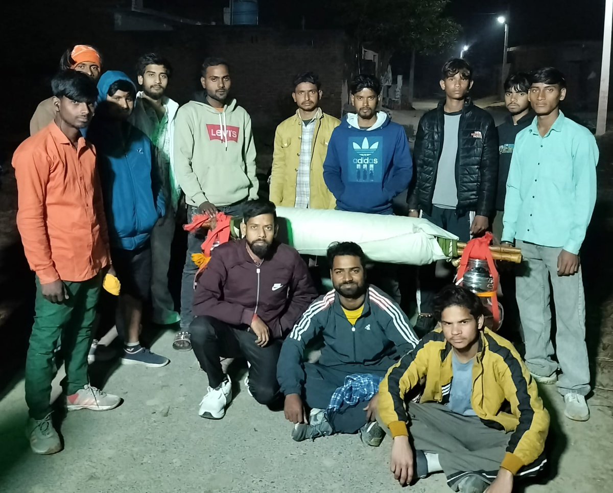 Reporterhariom5's tweet photo. फर्रुखाबाद पांचाल घाट से एलाऊ शिव मंदिर के लिए 51 लीटर कलश कांवड़ यात्रा ला रहे। शिवभक्त भाइयों के बीच पहुंचने का सौभाग्य मिला। आप सभी को महाशिवरात्रि की हार्दिक शुभकामनाएं।
हर हर महादेव 🔱

#HarHarMahadev #Mahashivratri #KawadYatra #ShivBhakt #Bholenath #BolBam #SanatanDharma https://t.co/NqbxDBCB37