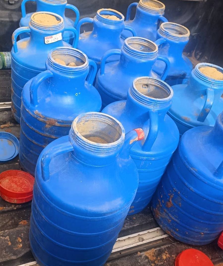 بحسب ما ذكرت إدارة الإعلام والاتصال ب #وزارة_الدفاع، عناصر حرس الحدود قدروا يصادروا شحنة مخدرات وزنها حوالي 135 كيلو، غير أكتر من 300 كف حشيش، وكمان بندقية كلاشنكوف، بعد ما صار اشتباك مع مجموعة مهربين كانوا جايين من لبنان باتجاه الأراضي السورية، قريب من مدينة الزبداني غرب #دمشق.