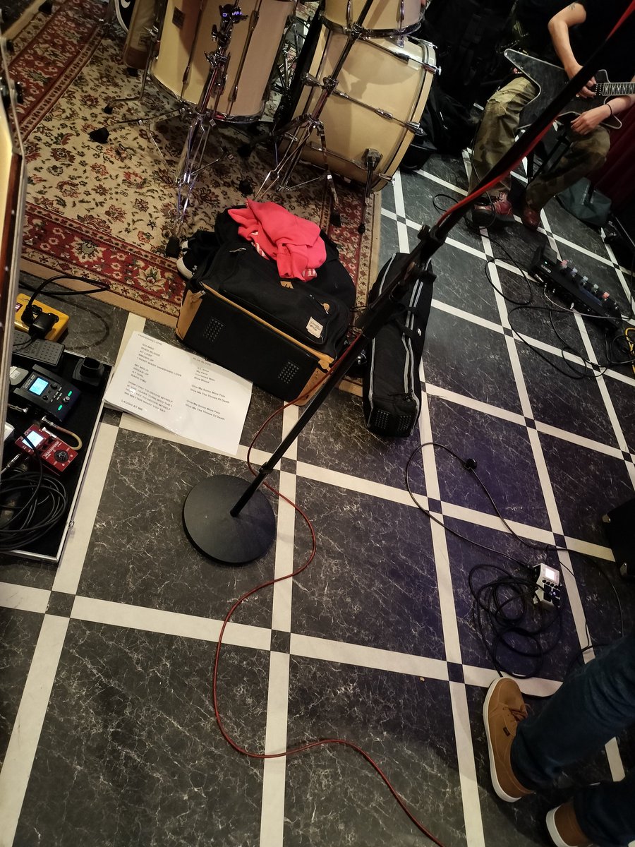 kozohata's tweet photo. 今日はアーチコピバンの練習やったけどバンマスが久しぶりにX演りたいって言うんで、見学に来たサイドギターを入れてボーカルなしでX演ってる😆 https://t.co/iby9iLy7OG