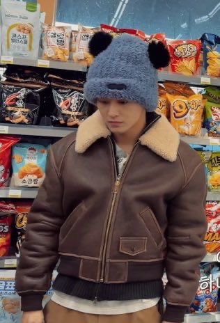 เหมือนโดนหลอกให้ไปซื้อหนมเซเว่น แล้วกลับมาเจอตอนถ่ายรูปแก๊งลูกหมุกันสามคน