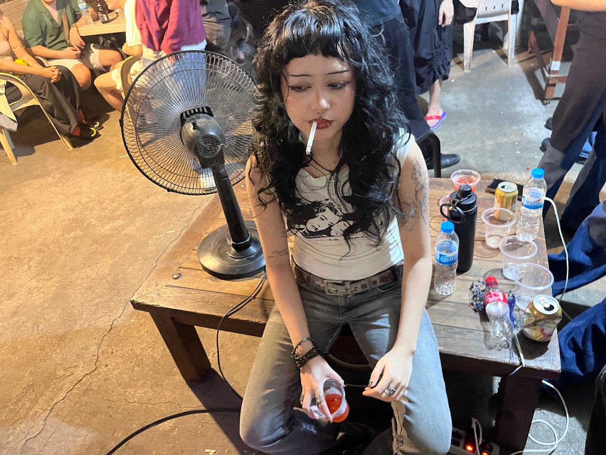 stopbanningelly's tweet image. i broke that fan by accident