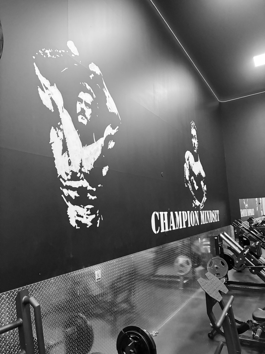 MusingMusicianX's tweet photo. My gym has a real mixed bag of wall art and vibes. But this room nails it imo https://t.co/RqugwsHQFk