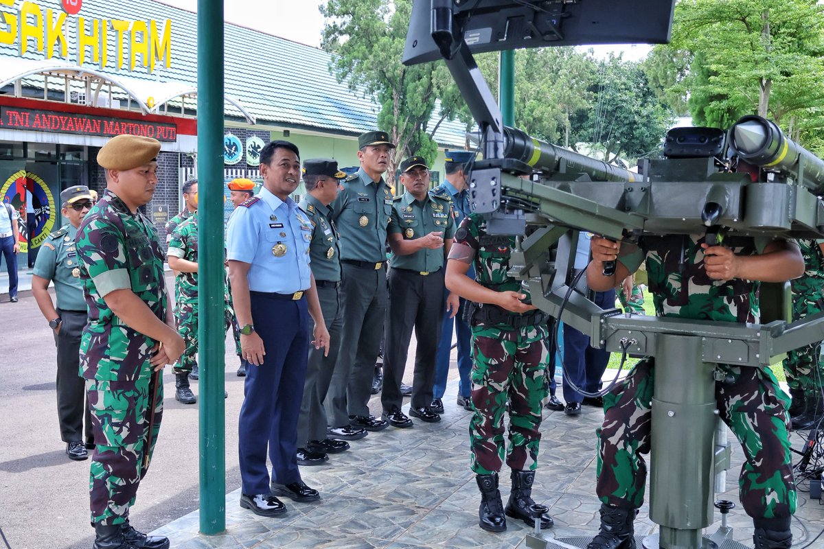 Puspen_TNI's tweet photo. Pangkohanudnas Marsdya TNI Andyawan Martono Putra, S.I.P. meninjau pelaksanaan simulasi uji coba sharing data situasi udara menggunakan aplikasi Transmission Data Air Situation (TDAS) di Resimen Arhanud 1/Falatehan dan Yonarhanud 10/Agni Bhuana Cakti (ABC), Jakarta Selatan, Kamis (12/2/2026).

Peninjauan ini difokuskan pada penguatan sistem komando dan kendali dalam mendukung penyelenggaraan pertahanan keamanan terpadu atas ruang udara nasional. Melalui simulasi tersebut, alur distribusi data sasaran udara dari radar deteksi ke unsur penindak diuji secara real-time guna memastikan kecepatan, akurasi, dan kesinambungan informasi dalam rantai komando. TDAS berperan sebagai penghubung data taktis antara radar pusat dan satuan penembak, sehingga setiap unsur pertahanan udara dapat bertindak dalam satu kesatuan sistem yang terintegrasi.

Kegiatan ini merupakan bagian dari upaya Kohanudnas dalam menyiagakan kekuatan pertahanan udara TNI serta memastikan kesiagaan operasional unsur-unsur yang berada di bawah kendali operasinya. Integrasi data yang andal menjadi faktor kunci dalam menghadapi potensi ancaman udara yang menuntut respons cepat dan pengambilan keputusan yang tepat.

#tniprima
#tnirakyatkuat
#indonesiaemas2045