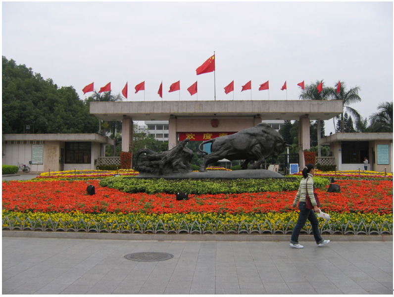 jltyycm's tweet photo. 再推荐一篇好文：《市委书记是怎样练成的——以鄂豫皖44名市委书记为样本的实证研究》

上次写了一篇对湖南省74名县委书记履历进行分析的文章，知友们反响还不错。也有知友们提出再分析一下市委书记，不过一��的市委书记一般在15名左右，样本不够丰富。于是我对鄂豫皖三省的市委书记（地级市）的公开履历进行了检索分析，以下用地级市代指该市市委书记。

一、年龄
44名市委书记平均年龄56.3岁，20名为70后，24名为60后，目前这三个省份还没有80后的市委书记。（我在网络上初步检索了一下，似乎全国都还没有80后的市委书记，地级市的市长还是有一些）

首次担任市委书记的年纪为52.8岁，最快的在46岁就担任了市委书记（合肥、十堰、黄石），最慢的在58岁才担任市委书记（周口）。

市委书记属于厅局级，法定退休年龄是60岁，一般60岁就得卸任（或提拔、或退休）。不过实践中，也有超龄“服役”的情况，比如现任周口市委书记已经61岁，不过同时还兼任省人大常委会副主任。

注：之前分析县委书记平均年龄是50.9岁，市委书记的平均年龄比县委书记��5.4岁。

二、性别
44名市委书记中，42名为男士，2名为女士。“女少男多”的情况和县委书记差不多。这说明，虽然现在体制内女领导越来越多，但至少在地方主官这个职位上，还是以男性居多。

三、学历
市委书记们的学历很高，表现在两个方面：

一是起点高。10人第一学历为专科，24人为本科，4人为硕士研究生，1人（淮南市）为博士研究生（人民大学），5人未知。要知道，60后、70后能考上本科可都是佼佼者，更别说其中还不乏第一学历为北京大学（焦作市）、上海交大（池州市）、东南大学（黄山市）、 南开大学（安阳市）、中国政法（黄石市）等名校。

二是终点高。市委书记们工作后都积极深造，23人念了在职硕士，14人念了在职博士，这种现象既有提升自己的需要，更有组织在80年代-00年代对���学历的要求。80年代组织部门提出了干部“知识化”的要求，具体到实践中就是要求学历。市委书记们应该都不想学历成为阻止自己晋升的“硬杠杠”。

四、首次担任副处的时间和职务
在我看来，副处是政治生涯中重要的一个坎，体现在担任副处的时间，以及所担任的副处职务上，这大概也是市委书记们和县委书记们最大的不同。应该承认一点，县委书记里只有很少一部分能够晋升至市委书记，大部分县委书记的仕途可能在副厅甚至是正处就终止。在副处这个“坎”上，市委书记们有两大优势：

（一）担任副处的时间

担任副处的时间如果比较晚，将会很大程度影响政治生涯的上限，因为副处后的每个级别基本都有一个年龄上限，超过了某个岁数就不会再提拔，要么退休，要么去人大、政协。过去也曾经有“52不提厅、55不提部”的说法。（现在这种说法不一定准确）

市委书记们平均���31.45岁就走上了副处岗位，最快的27岁（洛阳、马鞍山）就上了副处，最慢的39岁（随州）上副处。之前的县委书记们平均在34岁走上副处岗位，县委书记们上副处慢一些，是因为很多县委书记们起步于基层，无法像高平台（部委、省直）的领导们能够到点就提拔。

（二）担任副处的职务

市委书记们首次担任副处时的职位可谓是“百花齐放”，既有基层的副县长、副区长、县委常委等，也有中央部委的副处长，还有国企、高校同等的副处级岗位。县委书记们首次担任副处的岗位，多是从基层、乡镇一步步来，市委书记们的履历相对来说则要丰富得多，这也可能是组织有意为之的结果。曾经有人做过统计，如果是从基本一步步成长上来，基本上仕途就到副厅为止。

也可以这样理解，担任市委书记要比县委书记有更广的视野，需要在更宏观的部门（比如中央部委或者省一级的部门）进行历练，当然，如果同时具备基层和高层的任职经历当然最好。样本中，县委书记中没有中央部委任职经历的人员，而市委书记中有5名曾有部委工作经历，黄石市曾经是中办秘书，鹤壁市、十堰市曾在国台办工作，黄冈市曾在国家发改委任职。

五、工作履历
如前所述，由于市委书记们的履历百花齐放，所以实际上很难像县委书记们一样概括出一些规律，只能描述其中一些特点：

1.秘书。我发现市委书记们的秘书经历是一个突出的特点，有18名市委书记有过秘书工作经历（包括副处级秘书、正处级秘书、副秘书长、秘书长等等）。秘书离领导近，工作也更容易被领导看见。

2.团委。团委的工作经历依然是那个年代（1990-2010）晋升的快车道，要重点培养的干部会先放到团委的位置上，这样在级别上先有一个提升，后续再去往同等级别的其他岗位。有8名市委书记有团委的工作经历。

3.国央企。有国央企工作经历的市委书记不在少数，这其中大部分是大学毕业后就分配至国央企工作，一般干到副处、正处、副厅、正厅同等级别的位置，再调入公务员队伍。值得一提的���，从正厅国企直接调动担任市长、厅长的现象非常常见。比如从湖北省联合发展投资集团有限公司董事长的任上直接调任黄冈市长（现黄冈市委书记），再比如从长江产业投资集团有限公司董事长的任上调任省财政厅长（现咸宁市委书记）。

4.高起点。这里的高起点指的是副处之前在中央部委、省委党群部门、省直部门等工作，有16名市委书记的起点就是在高平台工作。高起点，自然上限也高。

六、其他一些问题
1.市委书记前一个职务。29名市委书记是从市长提拔而来，16名市委书记是从本市市长顺序出任而来。本市市长顺序出任市委书记是官场常见现象，毕竟市长对本市的情况也非常了解。12名市委书记从省厅厅长位置上进一步使用，常见的比如商务厅、经信厅等，主管经济的厅长相对其他厅长更容易担任市委书记。

2.有多少市委书记有县委书记的经历。���21名市委书记曾经担任过县（区）委书记。当然，即便在处级的时候没有县委书记这种“块”的经历，也会在副厅的时候担任副市长、市委常委、市委副书记等，也是为了把“块”的经历给补上。

3.破格提拔。破格提拔有，但不多。比如，恩施州从乡党委书记的任上直接提任团市委书记；商丘市从县委常委、副县长的任上直接提拔为河南省民族事务委员会副主任；安庆市从含山县委副书记提拔为六安市政府副市长。

4.学校点将。彼时从学校里把优秀的老师调入体制内现象比较常见，许多有过教师经历的官员也都以自己从教师队伍中脱颖而出为荣。比如，漯河市从郑州轻工业学院办公室到河南省委办公厅综合处。同样，襄阳市从湖北省黄冈实验学校教师到黄冈地委组织部。那个时候高校点兵点将应该挺常见。（育良书记微微一笑）

七、一些有意思的事
1.黄石市简历中“央地联动”比较多，多次在中办和地方轮流任职。

2.亳州市一步从淮北矿业（集团）有限责任公司党委工作部部长提任亳州市委常委、组织部部长。

3.濮阳市从师范中专毕业后当��5年老师，又考上了河南大学的研究生，毕业后从此起飞。同样的，��堰市从西北大学毕业后当了几年炼油厂工人，又考上了厦门大学的研究生，后来被分配到福建省计委工作，后面也慢慢起飞。（那个时代知识改变命运是真理）

4.安徽和江苏的干部交流还不少，合肥市、黄山市都曾经担任过常州市长。

5.兰考有点特殊，兰考县县委书记一般都是开封市委常委，所以兰考县长提拔县委书记时，会直接担任市委常委，我感觉其他县很少有这种情况。

6.武汉市从中国科学院广州化学研究所纤维素开放研究实验室研究员的位置上直接担任广东省质监局副局长。

7.滁州市刚毕业的时候当过天气预报员。

（最后说明：鄂豫皖三省中，有几名市委书记的公开简历不全，不在样本之列。文中涉及到的具体数据，都是笔者粗粗估算，只能代表大致情况，不一定准确，不必较真。）

精选评论：

@就这:
平台高起点高太重要了，基层起步34岁能实职正科就是年轻有为.

@非正常胃袋研究院:
基层的定义是县级机关以下，正科实职是乡镇一二把手或者县局局长，基本上都是熬资历上去的，40左右都是祖坟冒烟了。

@ni zo 回复 @非正常胃袋研究院
那县局里的科长是什么级别？[好奇]

@非正常胃袋研究院 回复 @ni zo
县局一把手是正科，一二主，里面的内设部门科室就是传说中的股级干部，内设科室负责人xx科听起来好听，实际上熬了半辈子才能混上四级主任科员。

@W Tang 回复 @ni zo
一般科室高级牛马，如果是核心科室还是可以尝尝权力的味道。

@非正常胃袋研究院 回复 @W Tang：
有执法权、审批权、负责资源分配的部门，科室负责人会活的滋润些，那种服务向的或者没有对外业务的就是高级牛马了。

@魏风 回复 @非正常胃袋研究院：
也不至于半辈子，我知道的某县一级科员到四主大约是八年，考核优秀会减一些。

@江南东：
收集数据不���易[赞]。其中有个小错误，就是随州市委书记升副处的时间，我查了下，实际上不是39岁（担任武汉副区长），而是31岁时（担任武汉街道办副主任），因为武汉是副省级城市，其街道办是正处级，而副区长是正处（准备点是副局正处）

@秦楚孤狼 回复 @江南东：
武汉市的这个副处是内部副处，外面不认的。

@江南东 回复 @秦楚孤狼：
副省级城市的正处副处是中央编办出文件确认过的，都会认，外面不太认的是它们所谓的副局正处

@专用车厂家包经理：
我们随州市是陪养人才的摇篮。总人口220万，管辖范围一市一区一县，行政级别是地级市[大笑]

@1024 回复 @专用车厂家包经理：
你直接点，随州是镀金的地方。

@Tiago：
少分析了一样，血统。

@工具人 回复 @Tiago：
可能不方便分析。

@任他明月下西楼：
我没具体查，直观感受黄石上串下跳的那个肯定家里有人，要不水平一般般没有定性，要不水平���强到处有人要，大概率是前者[惊喜] 你见过哪个普通人能在地方和中央上来又下去的？要不是有血缘（不一定是直系），要不是有人赏识当天线（秘书经历大概率是这个）如果真是能力超强的人，第一次下来就会坐实了（第一次的时间很短，但是没看到有挂职说明），还能在有天线的情况下正厅岗位上呆12年吗[捂脸]

@六呱：
公开的履历表看不到家庭关系的。我感觉做过秘书的应该是没啥背景的，其他的不好说。

@慕容霸
其实1995—2012年间很多看上去破格或者跨领域调动的，都源于当时的公推公选制度，现在互联网上还能查到一些省份的名单。现在感觉没之前那么多了，因为十八大以后取消了。

@南乔：
秘书与团口确实是捷径，80后的领导干部很多也是这样走来的。有能力有口碑还不够，还需要被领导看到，让领导信任。

@5678 回复 @南乔：
现在情势变了，团委从捷径变成了坎途。秘书也从低风险高收益变成了高风险中收益。

@皮皮虾乐翻天：
兰考的县委书记还是中候补呢，为啥这么特殊？

@firefly 回复 @皮皮虾乐翻天：
中央委员总要有基层干部的比例，但是并不享受这个级别的权力。兰考是典型。

THE END

PS:本文作者仍为知乎用户@忘忧草。