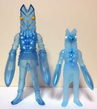 これが20年の差 左：イトーヨーカドー限定 2004 SPECIAL バルタン星人