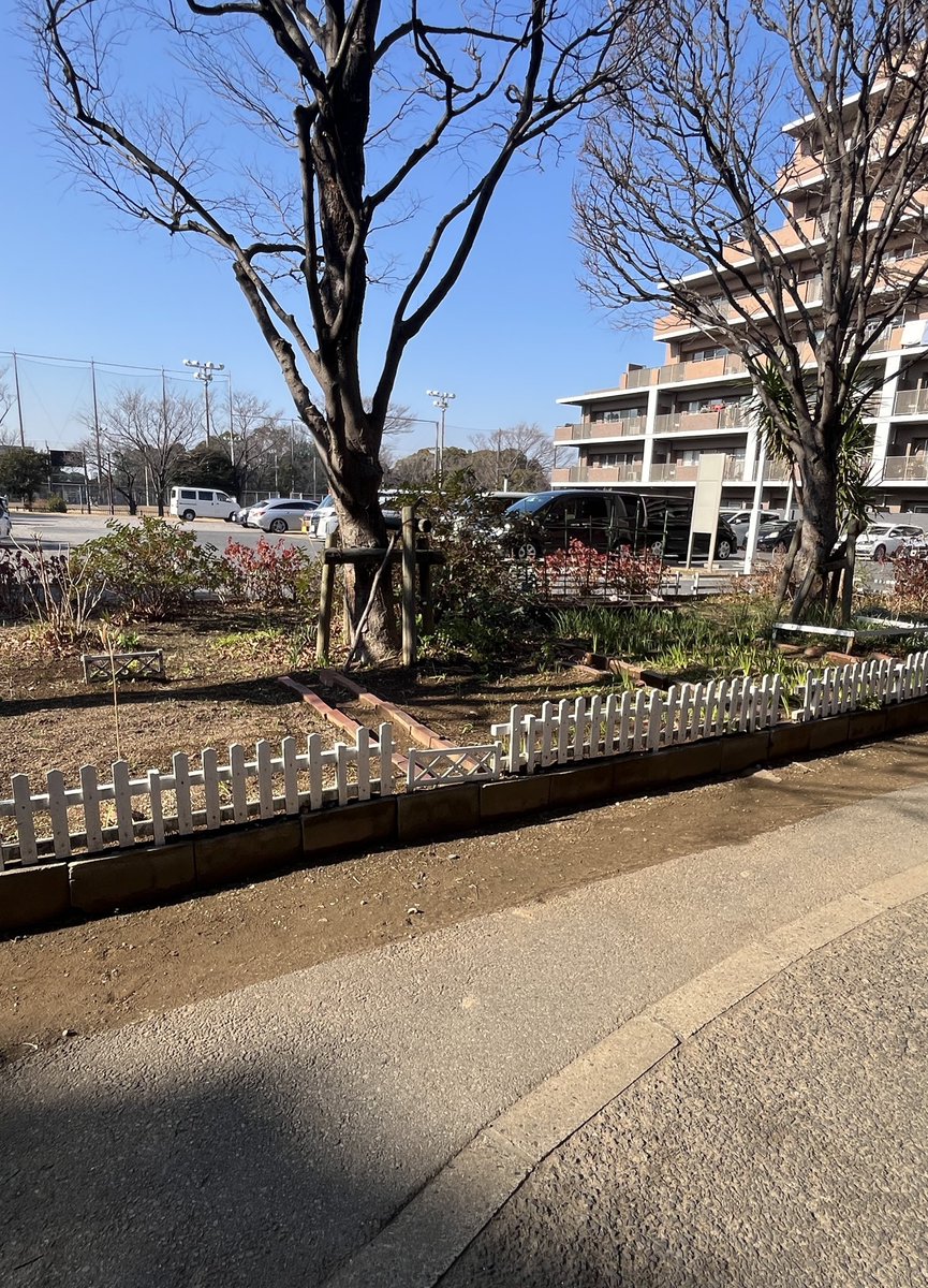 efp_brass's tweet photo. 今日の気温は18度、4月下旬並みだそうで。
先週とのギャップ！図書館にいる小学生半袖だしッ！
（先週の大雪写真を添えて）

次の本番は
4／5（日）花の実園さくら祭り
前々からうちに雨男か雨女がいる気はしてましたがどうやら雪も召喚するようで…晴れますように…（昨年雨）

＃新習志野公民館 https://t.co/TiDD3OeKY1