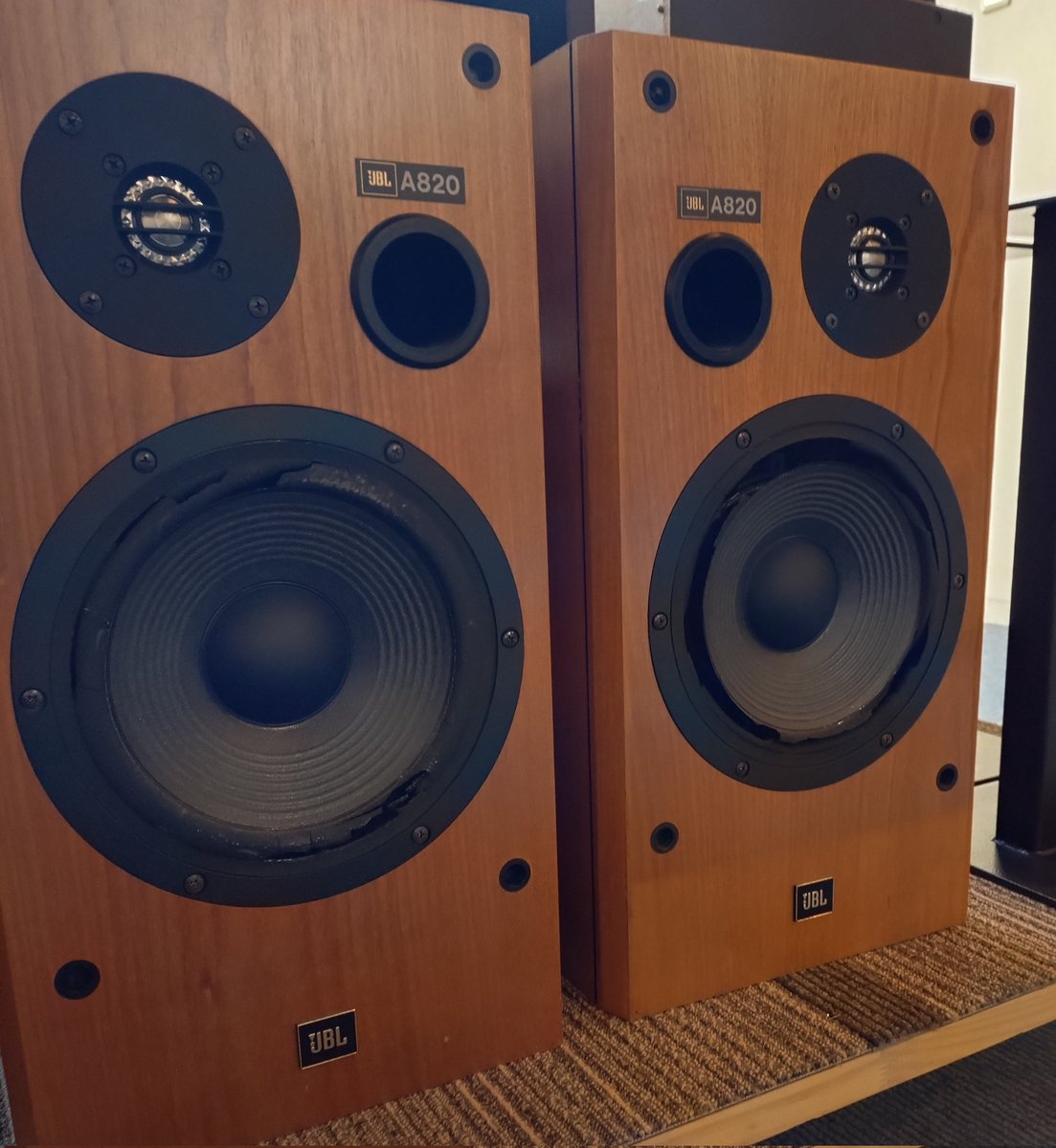 本日も19時まで通常営業です エッジ劣化スピーカー買取ました ♪JBL