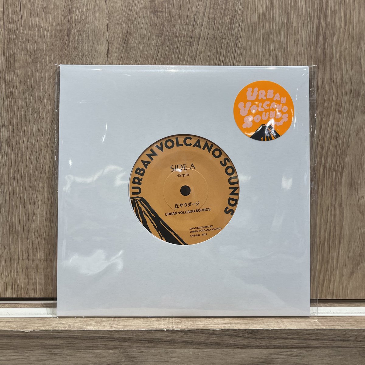 HMVrs_shinjuku's tweet photo. 【新譜入荷】
🔹URBAN VOLCANO SOUNDS『丘サウダージ   DRIVE HER CAR 』7"

暖かさと切なさ巡るKENKENの魅惑ヴォーカル&メロウなキーボードも最幸な、珠玉のハートウォーミング・アーバン・メロウ・ソウル「丘サウダージ」。
KENKENによるトロンボーン・プレイも光る、パーカッシヴでドライブ感のあるフロア・グルーヴィー・インストゥルメンタル・アーバン・ブギー「DRIVE HER CAR」。

https://t.co/Rwz4WQQTgk
代引き通販☎ 03-5362-3360