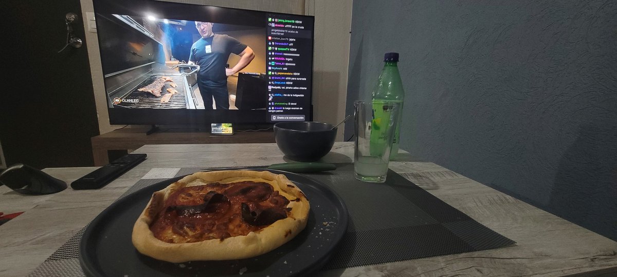 dany4560's tweet photo. @ALKAPONE aqui viendolo preparar la carnita mientras me como las pizzas que hice, aun me falta mejorar pero a mi gustaron 😁 https://t.co/9S7eh31twl
