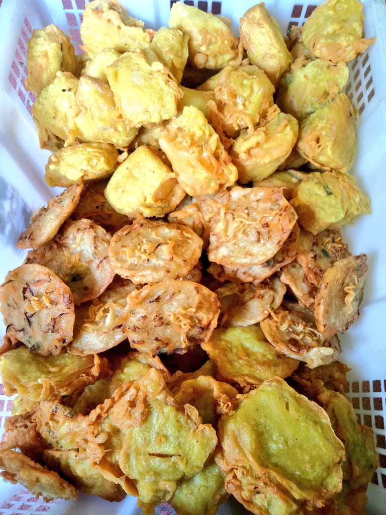_closertokoo's tweet photo. untuk takjilnya isinya random ya. 1 box isi 3pcs harga Rp. 5.000,. https://t.co/aXNjBnX10E