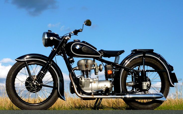 Bmw r25 bike sitting somewhere