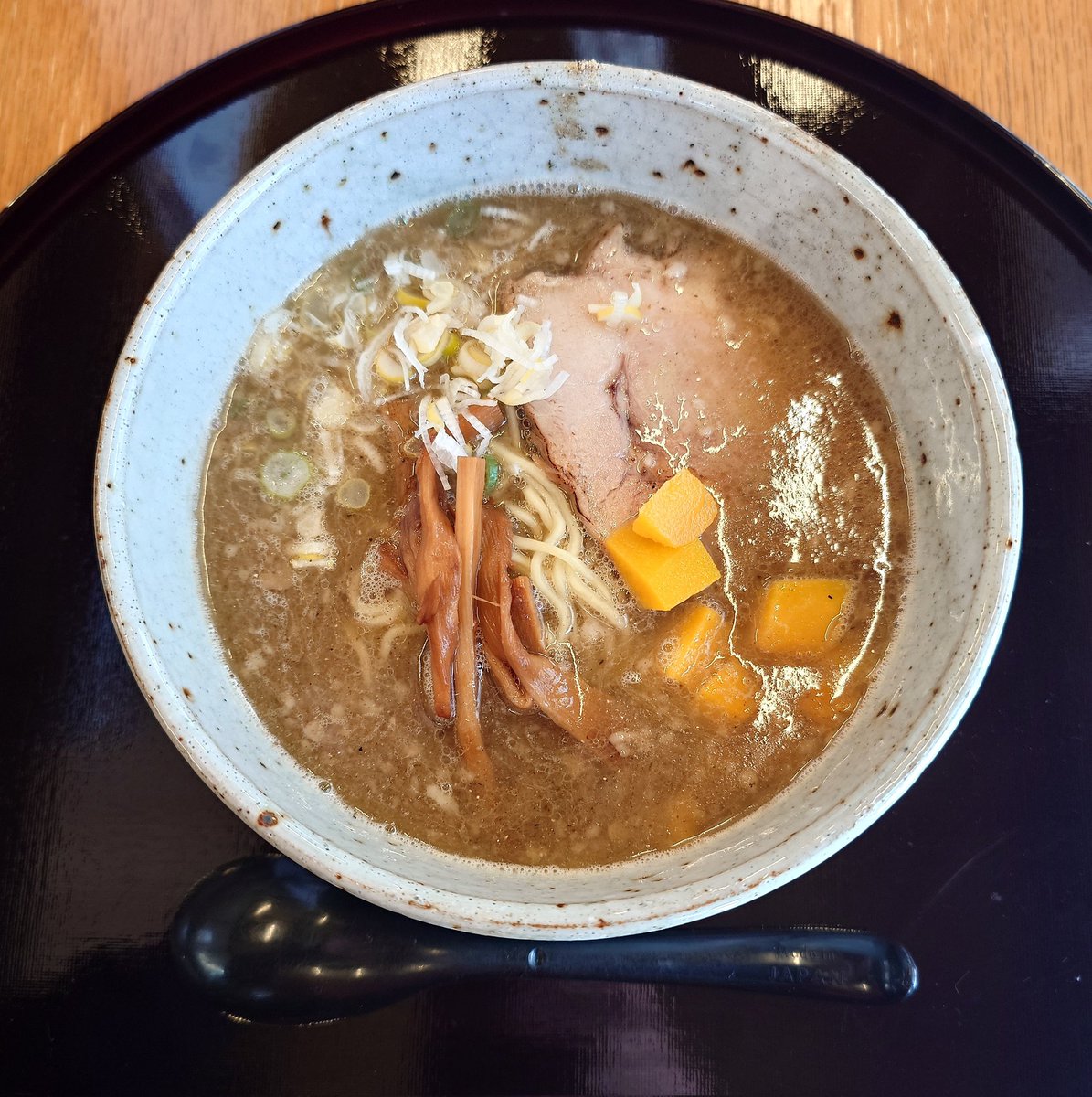 kitabayashi_4's tweet photo. 阿智村の治部坂にある、
【治部坂くらら】さん

「治部坂醤油ラーメン」🍜
煮干しガッツリ
食感が強いウェーブ麺
食べ応えアリ、旨かった🤭

治部坂スキー場の隣です
夜のモツ鍋がメイン！
雰囲気良いので是非👍

#治部坂
#ラーメン https://t.co/GnE3mzPl6N