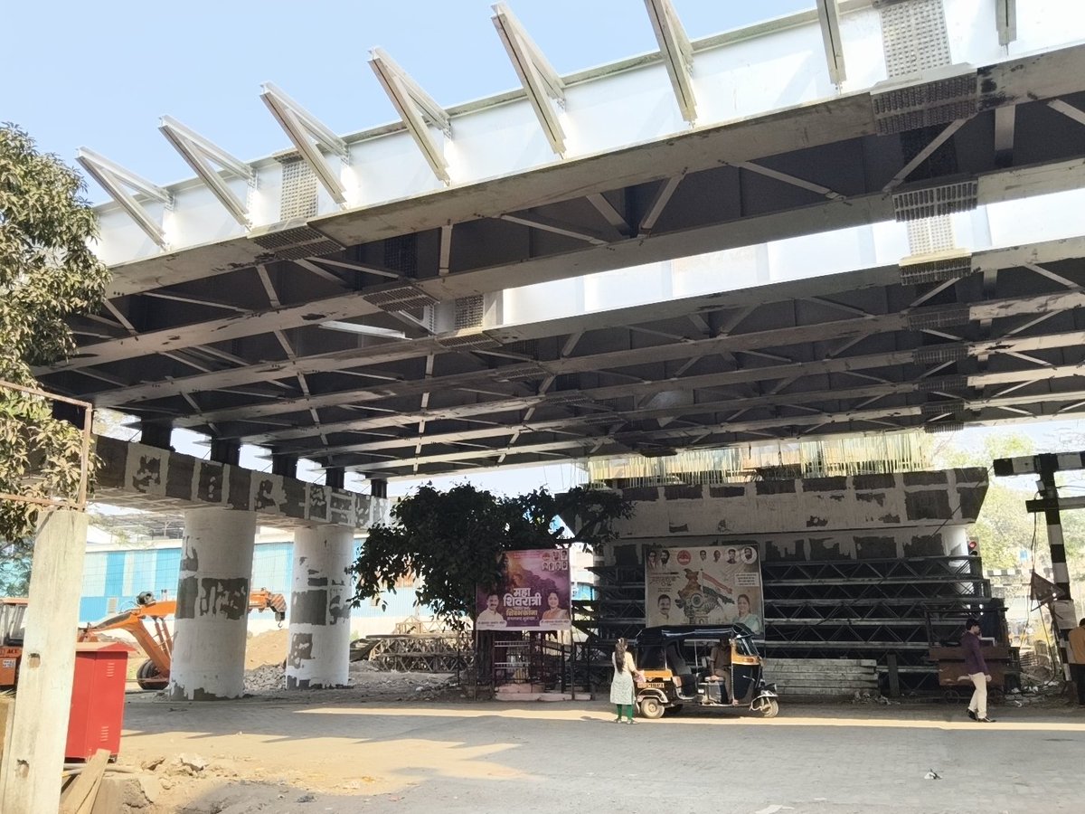 singhsankalp03's tweet photo. Engineering marvel at AMP gate under construction ROB Ambernath west to east. 90 degree curve it seems on the East side from attached pics and videos @AshwiniVaishnaw @mid_day @timesofindia @InfraNews @rajtoday @CMOMaharashtra @Central_Railway https://t.co/lILkdVJp3S