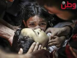 كشف جندي في Israel Defense Forces عن شهادة صادمة حول جريمة ارتكبها قائده بحق طفل فلسطيني.

وقال الجندي:
«جاء إلينا قائد جديد، وخرجنا معه في أول دورية عند الساعة السادسة صباحًا.
توقفنا… لم يكن هناك أحد في الشوارع،
فقط طفل صغير عمره أربع سنوات يلعب في الرمل في فناء منزله.
فجأة بدأ