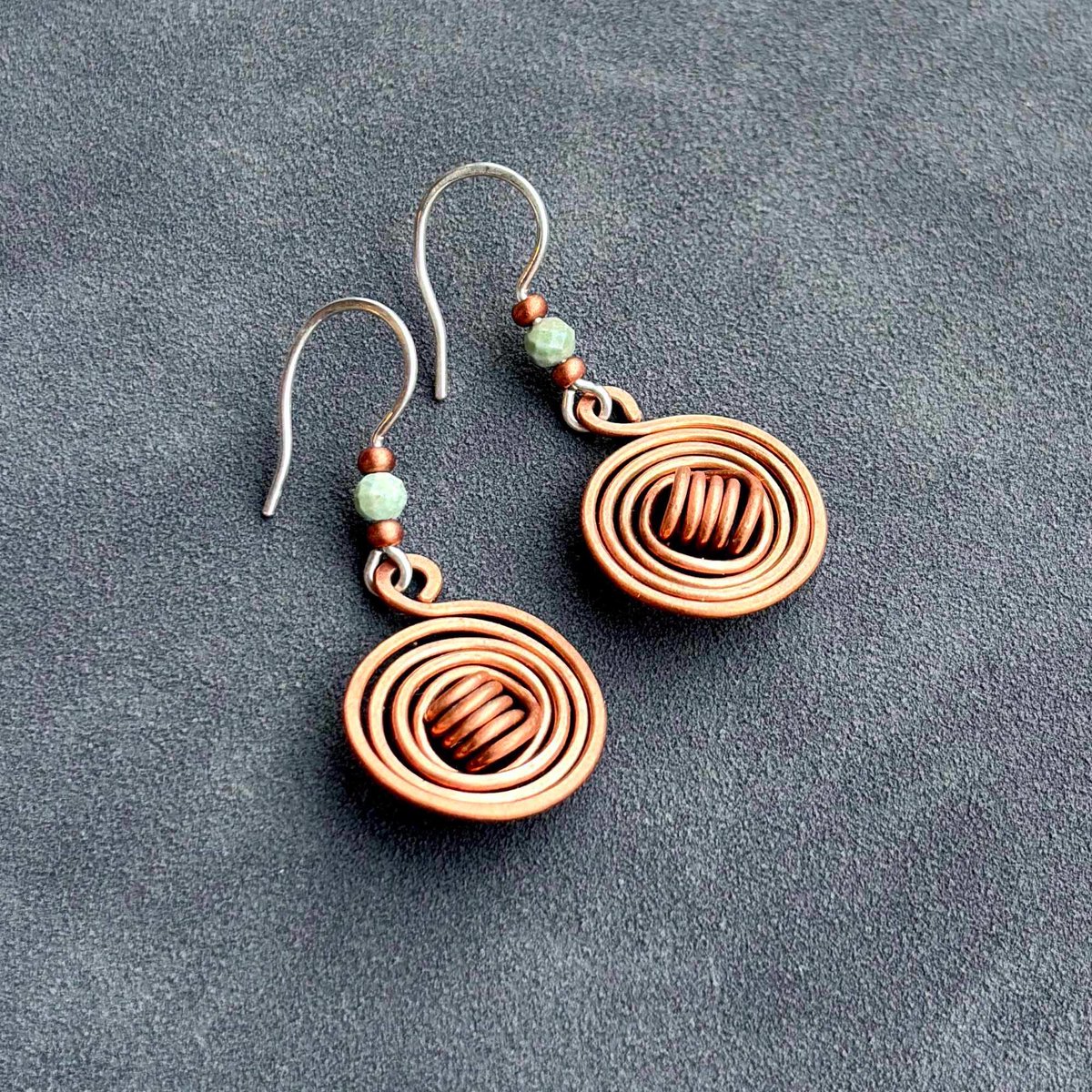 CreaturesStore's tweet image. 🌀 Hand-formed copper spirals + natural strung turquoise.
There’s something hypnotic about these circle earrings. Wire-wrapped by hand and finished with Sterling Silver hooks for comfort.
Shop this pair: borianajewelry.etsy.com/listing/444815…
#HandmadeJewelry #Turquoise #CopperArt #EtsySeller