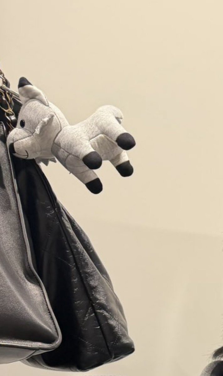 dearmytmk's tweet image. พวงกุญแจที่พี่โทให้เมื่อวาน น้องก้องเอามาห้อยกระเป๋าเลยทันที น่ารักอะ🥹🤏🏻

THOMAS KONG RUNWAY TGC 
#TGCAICHINAGOYAWITHTMK