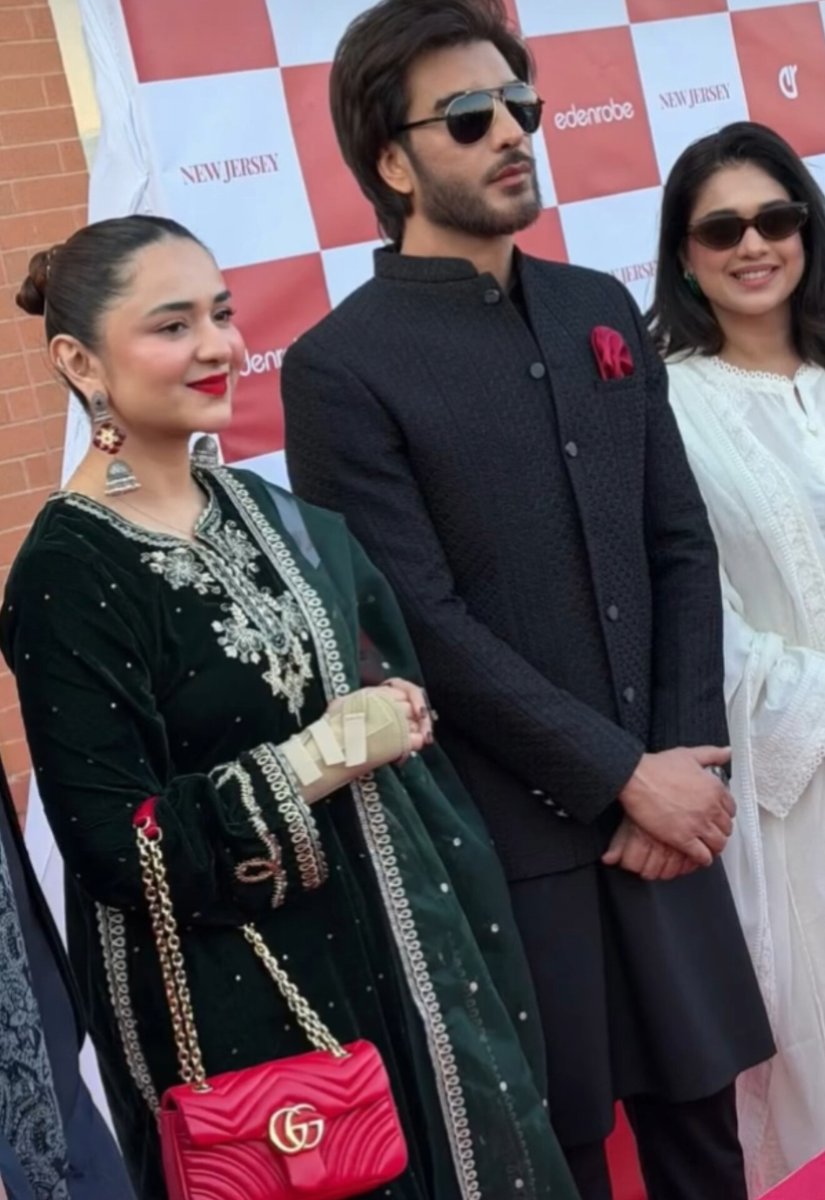 Pretty lady 🌹. How did she get fracture in the hand. 😨 
#YumnaZaidi