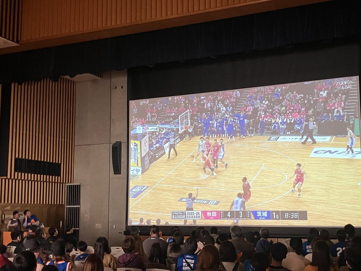demezo's tweet photo. 東海村でのパブリックビューイング！
山田村長はじめ地域の皆さんがご来場。ロボッツ初めてなんですーって方も。ようこそロボッツ沼へ。秋田に選手として在籍した金久保U15ACが解説。今回は村が企画してくださいました。さあ、東海村から全力念。勝ちましょう。#茨城ロボッツ https://t.co/vGN8WIjgA1