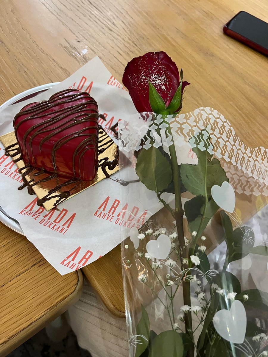 1ebrarity's tweet photo. Biz artık sevgili değiliz ya bırakalım gençler kutlasın dedikten sonra simli gül alınca benim rollenmeler 🥳 https://t.co/exoOy8NBHw