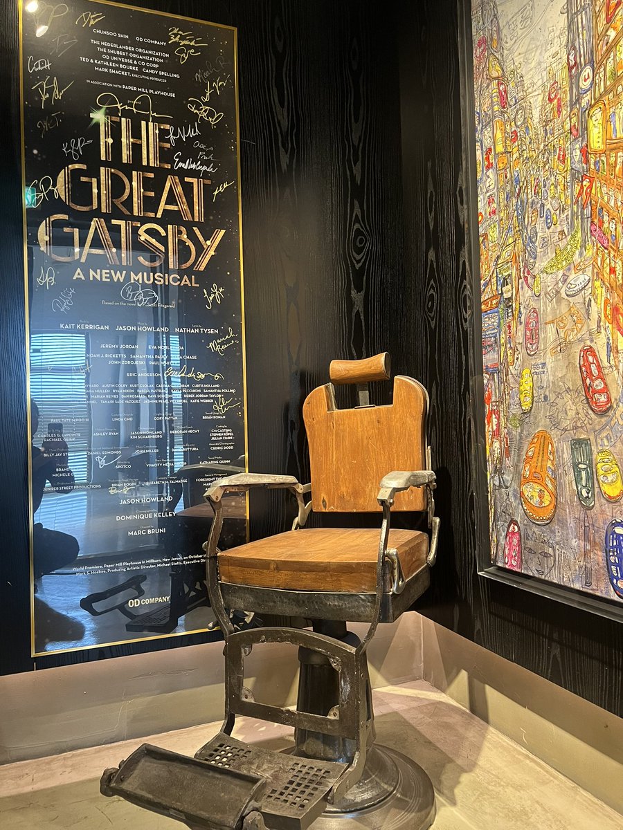 오디컴퍼니 입구에 있는 스위니토드 의자.