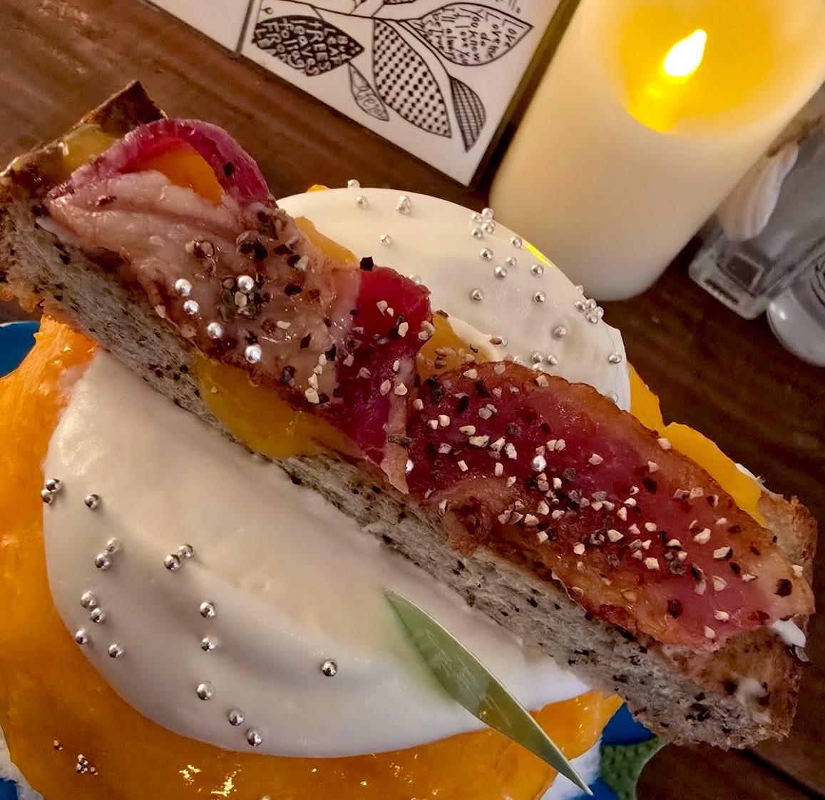 【たまたま金柑とメープルとイベリコ豚】

good bakesさんのアールグレイ食パンをトーストしてクリームチーズと金柑ジャムとイベリコ豚のベーコンのカリカリ…美味しい！！！！！

#Cafe202
#202ご褒美氷
#たまたま金柑