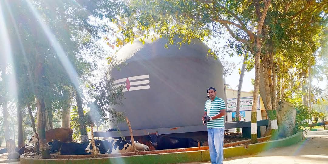 NikilAppanna's tweet image. ಶಿವನ ದಿವ್ಯ ಬೆಳಕು ನಿಮ್ಮನ್ನು ಆಧ್ಯಾತ್ಮಿಕ ಜಾಗೃತಿ ಮತ್ತು ಆಂತರಿಕ ಆನಂದದ ಕಡೆಗೆ ಕರೆದೊಯ್ಯಲಿ. ಮಹಾಶಿವರಾತ್ರಿಯ ಶುಭಾಶಯಗಳು 🙏😇 #HappyMahaShivaratri  #HappyWeekendGuys #GoogleMaps #LocalGuidesConnect #Bengaluru #Mysuru #Kodagu #Mangaluru #Puttur #Karnataka #India 🇮🇳 #OmNamahaShivaya #JaiSriRam 🕉️