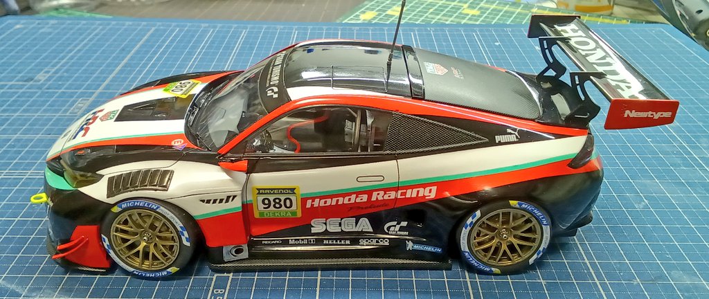 #タミヤ　#プレリュード
タミヤ、プレリュード架空耐久レース車完成。外装はNuNuのBMW M6 GT3ニュル24時間他とのミキシング。シャシ及び内装はタミヤ、メルセデスGT3をホイールベースを縮めて無理矢理プレリュードに合わせてます。カラーリングはNSX Gr3を参考にアレンジしてます。