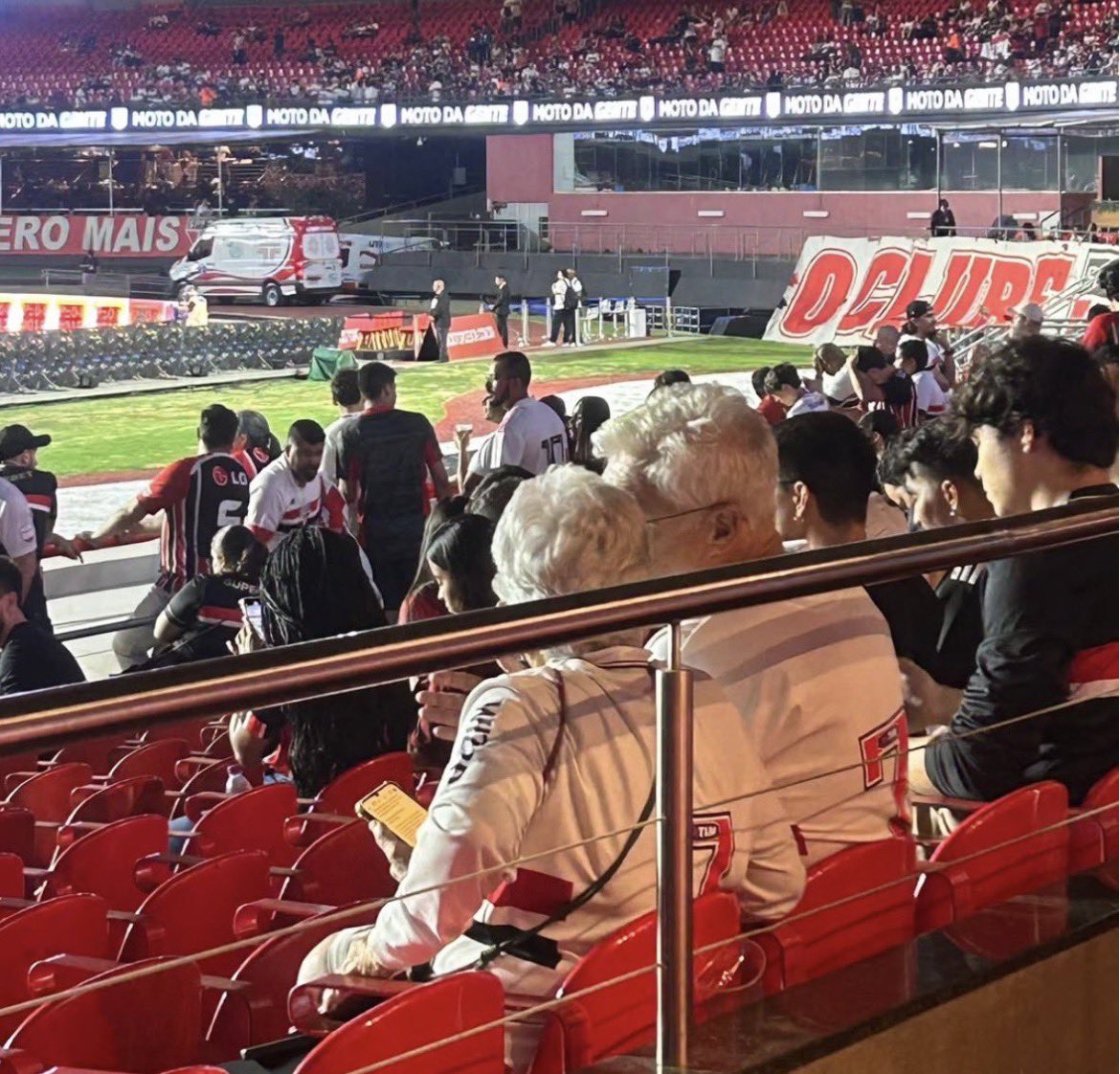 ggomespfc's tweet photo. eles nunca vão dar certo 

a gente velhinhos vendo o jogo no MorumBis https://t.co/NbOF3AtIAC