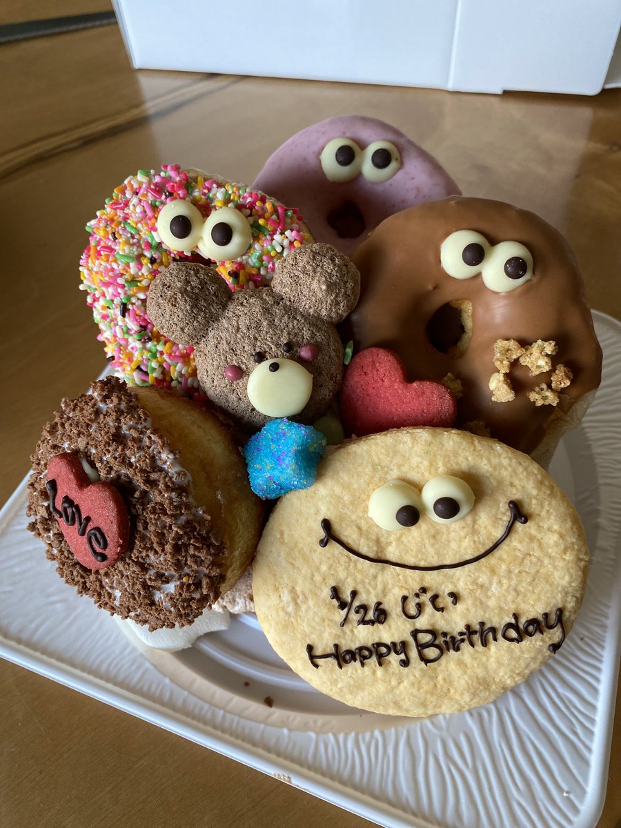 Uemurahajime's tweet photo. 義父の【3週間遅れのお誕生日会】
娘がドーナツケーキを用意してくれました!🍩お義父さんお誕生日おめでとうございます!🎂
#domyamazingDonut
#cafeQ
#カフェQ
#お誕生日 https://t.co/dTJlDEPQ2T