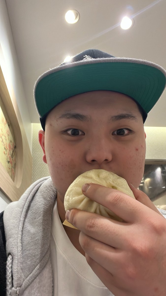 戦極41章ありがとうございました！！
対戦してくれた方、応援してくれた方、何より俺の無茶聞いて広島から来てくれた紅蓮に大感謝です🙏
俺ら見てアガってくれた人はまだ俺らのこと知らん人にも届くよう声を大にしてやばかったって広めてー！！

画像はやりきったあと551食らってる紅蓮♨️
#戦極41章