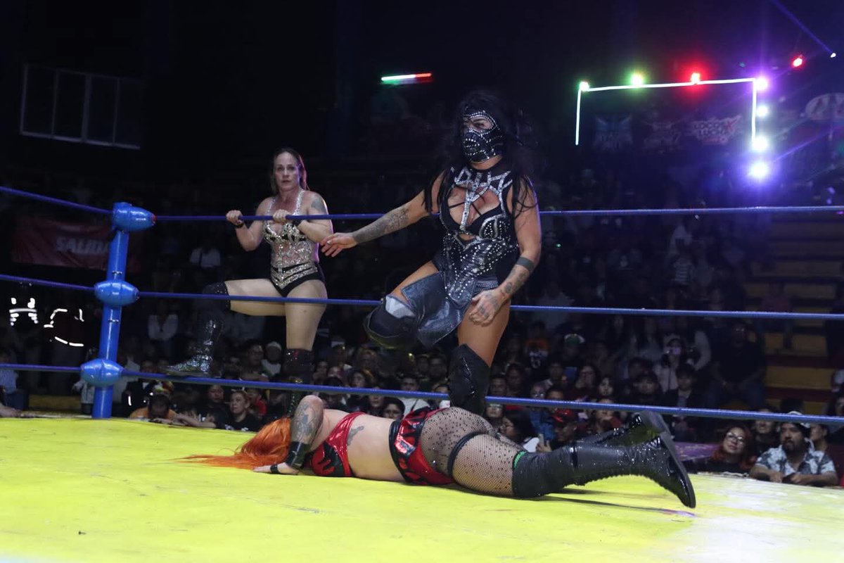 LaTijeraLucha's tweet photo. Grandiosa lucha femenil con talento #AAA en #ArenaNeza, donde con una extraordinaria recta final, #Dalys y #LadyShani logran dar cuenta de #LadyMaravilla y Flamer,en encuentro que sacó chispas y dividió las gradas, reconociendo la entrega y valor de las 4 con el triunfo técnico. https://t.co/SPPmncytO5