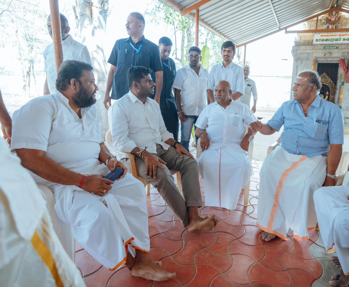 annamalai_k's tweet photo. இன்றைய தினம் காலை, திருப்பூர் மாவட்டம் நாச்சிபாளையத்தில் நடைபெற்ற, இந்து முன்னணி அமைப்பின் மாநில பொதுச்செயலாளர் திரு. கிஷோர் குமார் அவர்களின் மகன் செல்வன் K.U. கவின் மற்றும் செல்வி R. நிகிதா ஆகியோரின் திருமண விழாவில் கலந்துகொண்டதில் மிகுந்த மகிழ்ச்சியடைகிறேன். 

புதுமணத் தம்பதியராய் வாழ்வின் புதிய பயணத்தை துவங்கியிருக்கும் மணமக்கள் இருவரும், எல்லாம் வல்ல இறைவனின் பேரருளால் எல்லா நலன்களும், வளங்களும் பெற்று சிறப்புடன் வாழ மனதார வாழ்த்துகிறேன்.