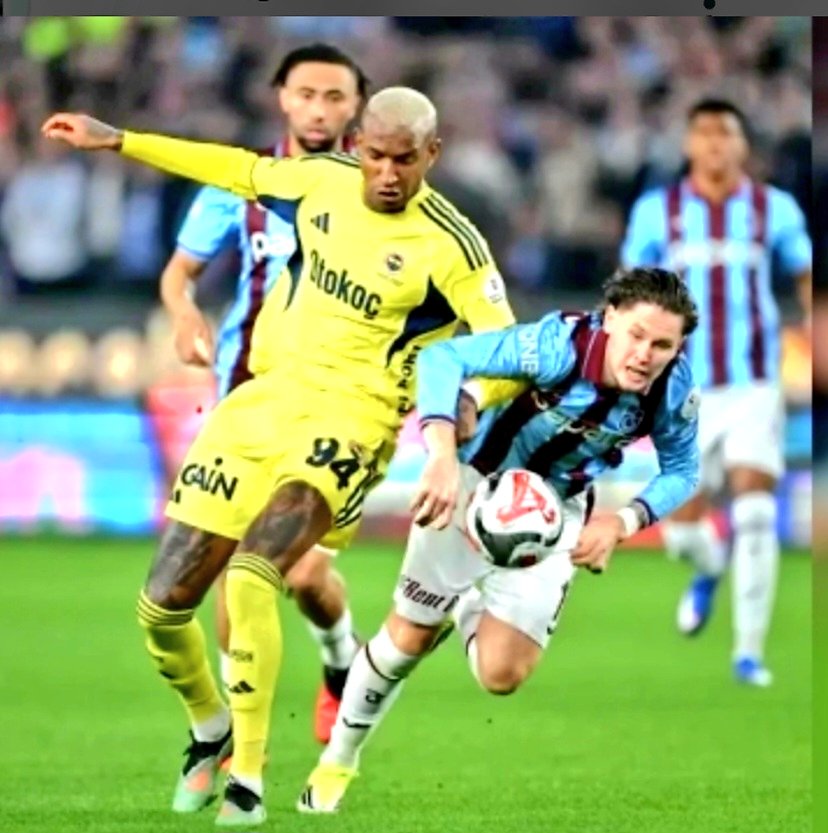 hasanal10's tweet photo. Trabzonspor neden yenildi?
Kalesine gelen 3 top gol oldu.
Üç golde bariz savunma hatası. İlk golde #Lovik, ikinci golde #Pina yerinde yoktu. Hücuma çıkarken kaptırılan toplarda savunmanın dengesi bozuldu. Kademe kayboldu.
Bu kadar boş bırakır, bu kadar kolay gol yersen yenilirsin https://t.co/L6SJQpJagL