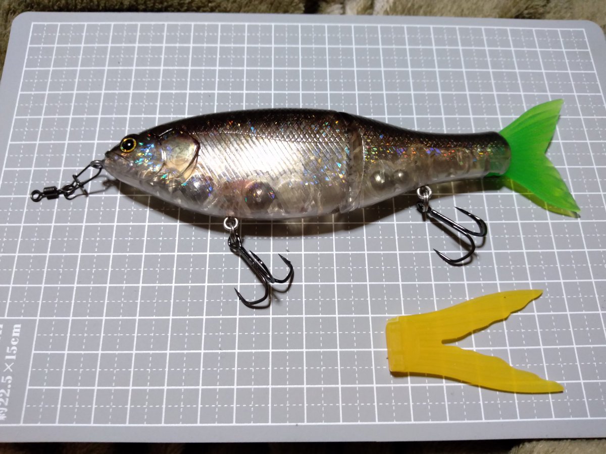 ダイソー ビックベイト 本体より高い尾ビレ届いたので交換、中バス