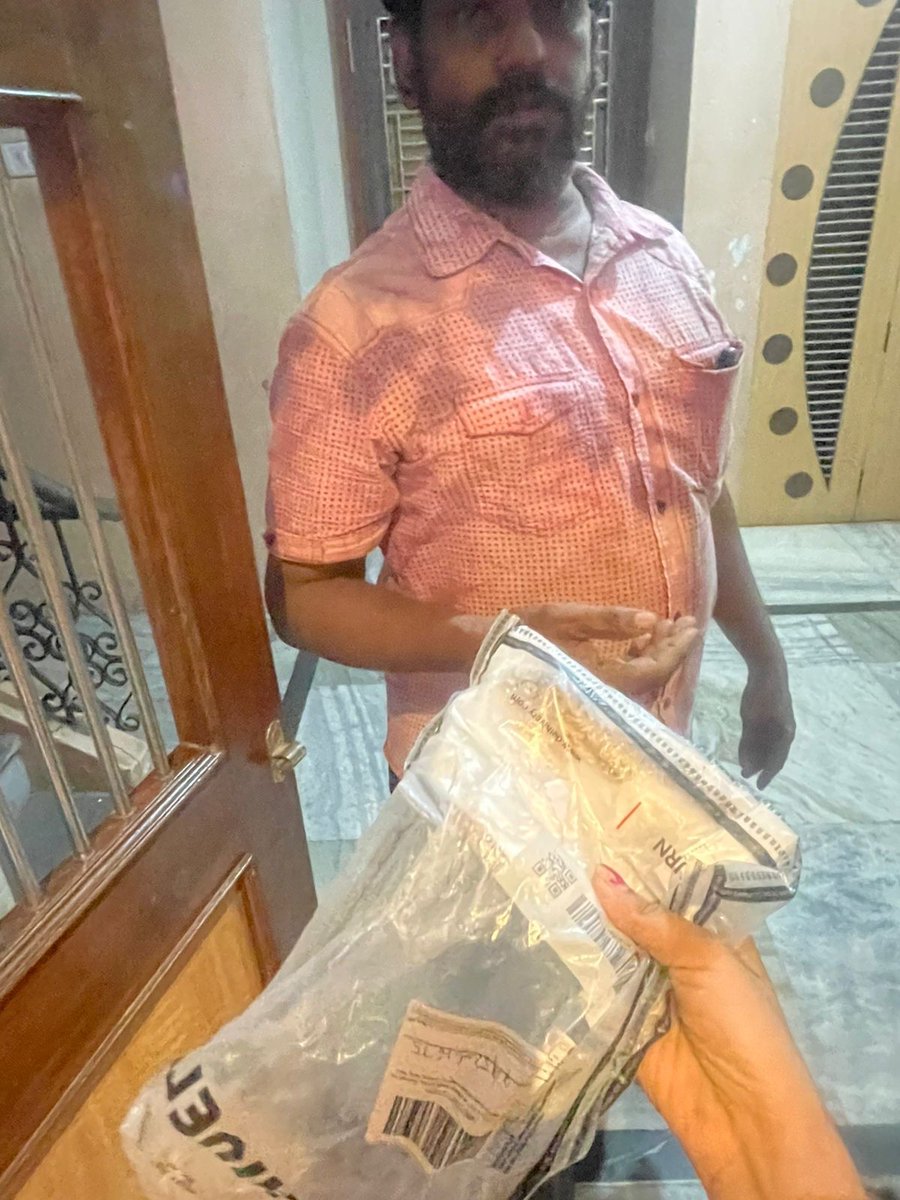 Kj7794's tweet photo. 246100535892289600_1 
1490710231127420 Person giving empty packet just one piece inside cheating and doing fraud and blocking our supplier accoutn and we have entire proof of scam too @meesho_support noq we are gonna file consumer court. 8770829533124 Ticket I’d https://t.co/5kKpNHSy1c