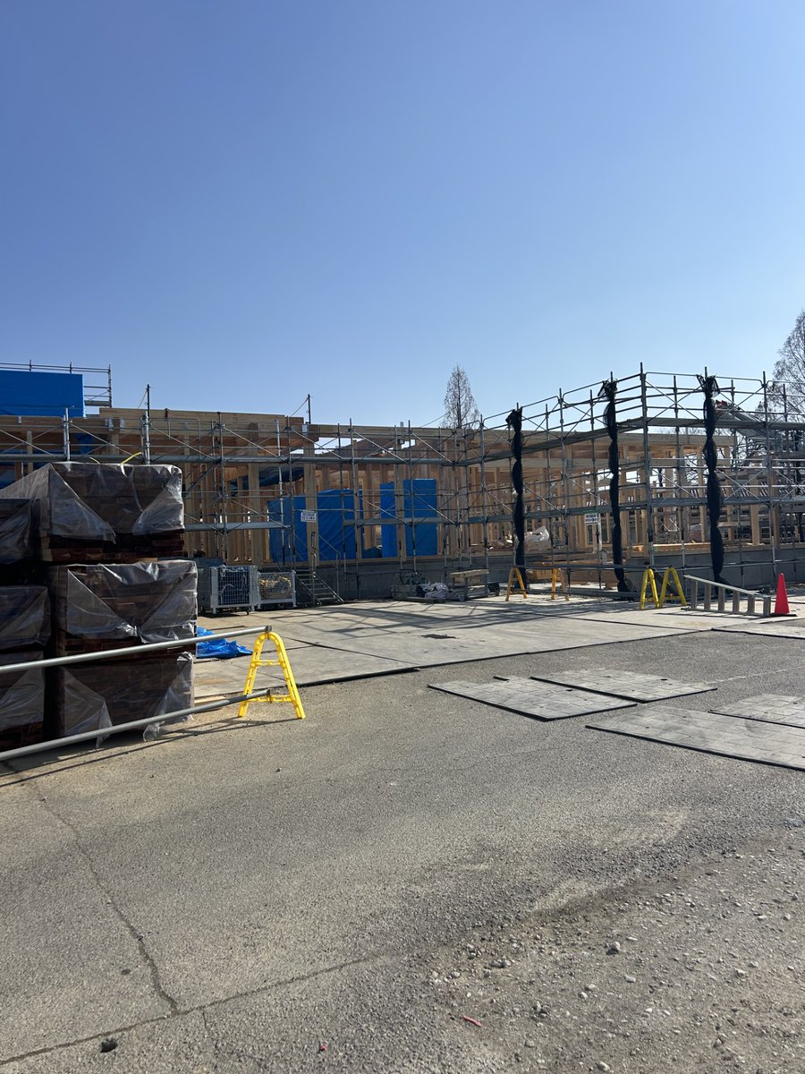 新クラブハウスの進捗状況です📣
基礎工事が終わり、木造の柱や梁を見ることが出来ます🧐　完成は秋頃を予定しております✨　工事期間中はご不便ご迷惑をお掛けいたしますが、皆様のご来場をスタッフ一同心よりお待ち申し上げております💁‍♀️
＃板倉ゴルフ場　＃群馬県　#ゴルフ