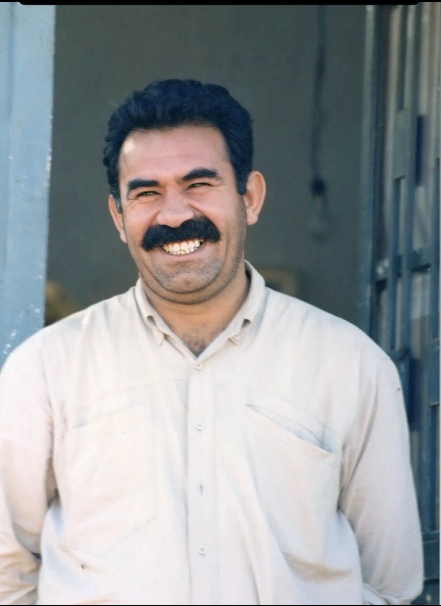 DenizKya7's tweet photo. 15 Şubat bir tarihten ibaret değil.
Hafızadır direniştir inkâra karşı varoluşturt.
Onurunu teslim etmeyenlerin günü.!!
Bazıları zincir görür, biz direnişi görürüz ✌🏻 https://t.co/dZTwaLEdrE