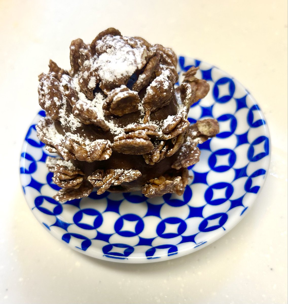 k_shinyou's tweet photo. 昨日のバレンタインデー✨
かみさんからもらった手作りチョコレートです😚
松ぼっくりの中にイチゴが入ってる🍓
そういえば、「松ぼっくり」とか「いち五」って前座がいたなぁ🤔 https://t.co/CygY2iRthV